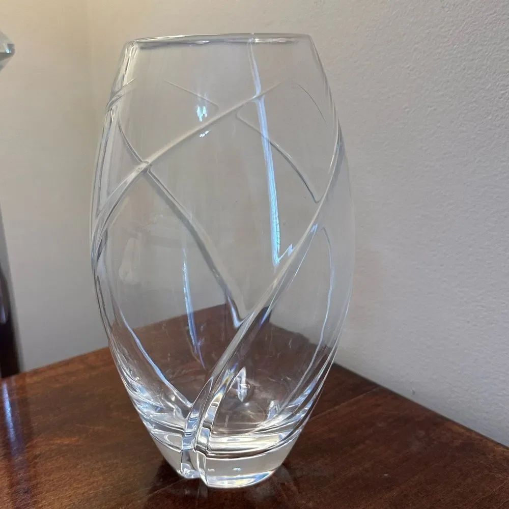 Tiffany & Co Swirl optic flower vase -8in